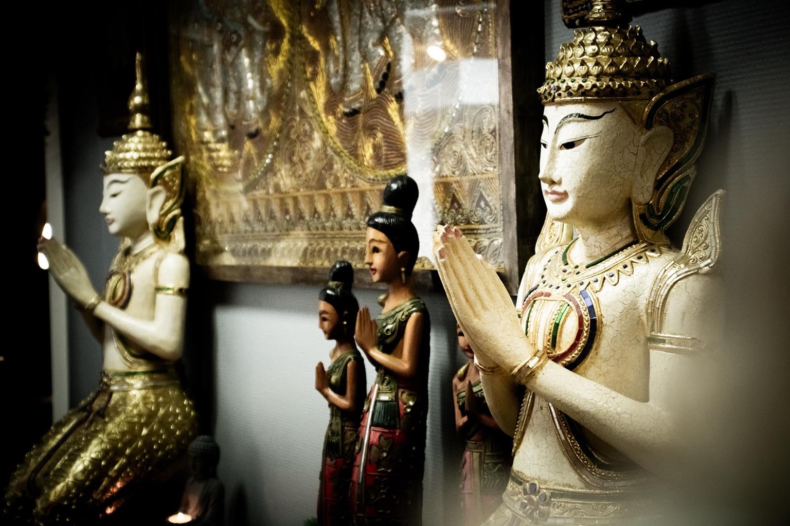 Thai statues and warm decorative lighting inside the spa